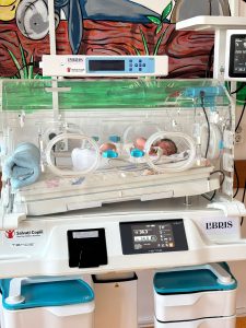 Salvati Copiii Romania continua dotarea spitalelor din tara, la Reghin si Targu Mures, cu sprijinul cititorilor Libris