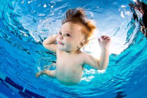 La piscină cu bebelușul: Ce pui în bagaj și reguli esențiale