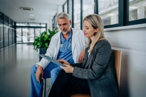 Finanțe pe bază de rețetă: Cum sprijină Raiffeisen Bank medicii antreprenori prin oferta „Premium Medical”