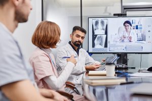 Schimbări majore în sistemul de sănătate: Cum se decontează spitalizările de zi și analizele de tip „Monitor” care completează Programele Naționale