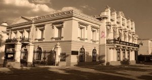 Muzeul Unirii din Iași se iluminează în roz, în semn de solidaritate cu lupta împotriva cancerului de sân